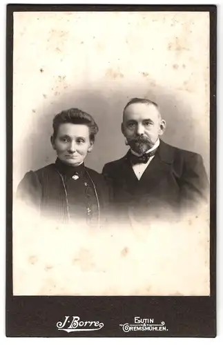 Fotografie J. Borre, Eutin, Peterstrasse 12, Portrait älteres Paar in eleganter Kleidung