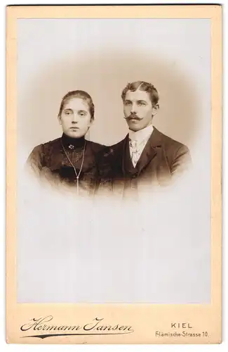 Fotografie Hermann Jansen, Kiel, Flämische-Strasse 10, Portrait junges Paar in eleganter Kleidung