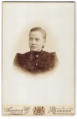 Fotografie Samson & Co., Barmen, Wertherstrasse 13, Portrait junge Dame im hübschen Kleid