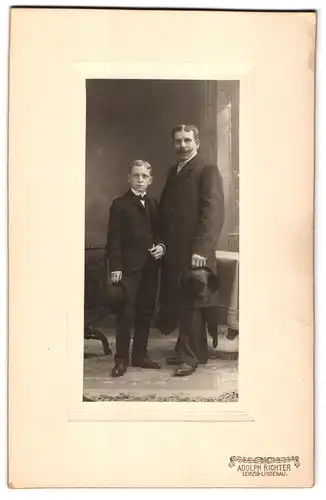 Fotografie Adolph Richter, Leipzig-Lindenau, Merseburger Strasse 61, Portrait bürgerlicher Herr mit seinem Sohn