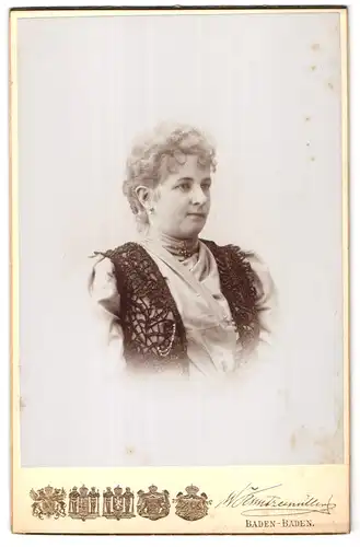 Fotografie W. Kuntzemüller, Baden-Baden, Portrait junge Dame mit Kragenbrosche