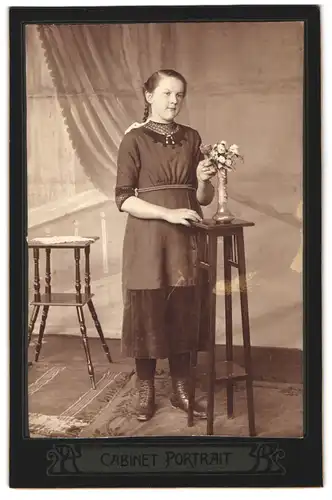 Fotografie Cabinet Portrait, Ort unbekannt, Portrait junge Dame in modischer Kleidung