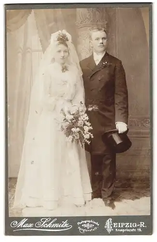 Fotografie Max Schmitz, Leipzig-R., Kronprinzstrasse 19, Portrait bürgerliches Paar in Hochzeitskleidung mit Blumen