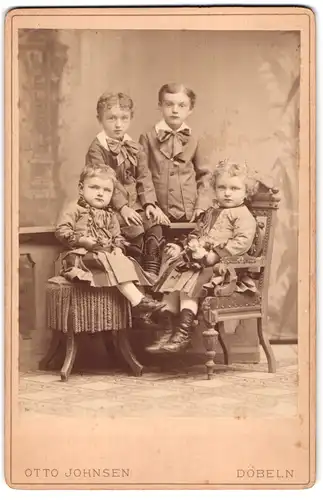 Fotografie Otto Johnsen, Döbeln, Zwinger-Strase 34, Portrait zwei Mädchen und zwei Jungen in hübscher Kleidung