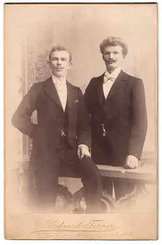 Fotografie Eduard Tepper, Berlin-SO, Köpenickerstrasse 5, Portrait zwei junge Herren in eleganten Anzügen