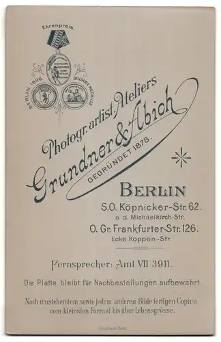 Fotografie Grundner & Abich, Berlin-SO, Köpnicker-Strasse 62, Portrait bürgerliches Paar in Hochzeitskleidung mit Blumen