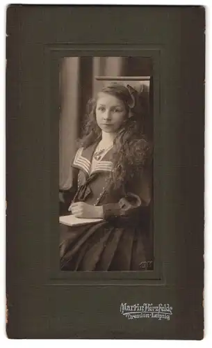 Fotografie Martin Herzfeld, Dresden, Pragerstrasse 7, verschlossenes Mädchen in Matrosenkleidchen