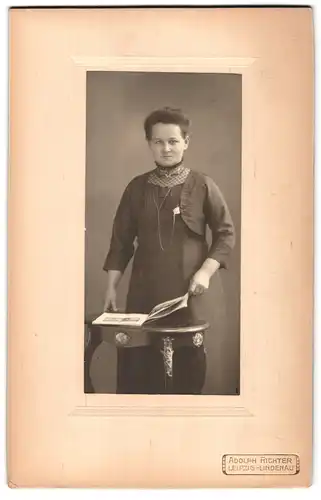 Fotografie Adolph Richter, Leipzig, Merseburger Strasse 61, Frau mit Taschenuhr liest ein Buch
