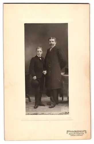 Fotografie Adolph Richter, Leipzig, Merseburger Strasse 61, Bürgerlicher Vater mit ernstem Sohn