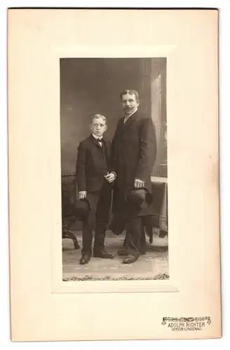 Fotografie Adolph Richter, Leipzig, Merseburger Strasse 61, Vater mit ernstem Sohn