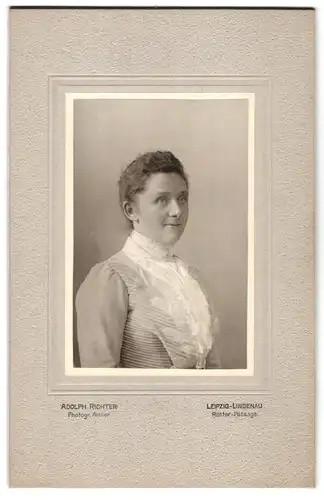 Fotografie Adolph Richter, Leipzig, Merseburger Strasse 61, schmallippige Dame in Kragenkleid