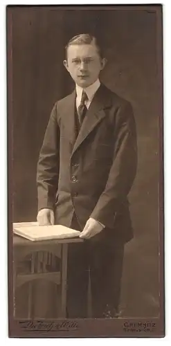 Fotografie Dietrich & Witte, Chemnitz, Rathaus-Strasse 6, ernster junger Mann mit Zwicker