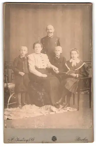 Fotografie A. Jandorf, Berlin, Bellealliancestrasse 1 /2, segelohrige Familie