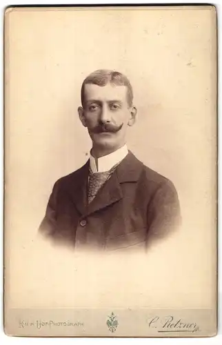 Fotografie C. Pietzner, Wien, Mariahilferstrasse 1b, Herr mit müden Augen und Schnurrbart