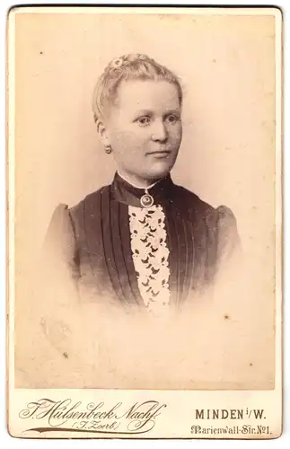 Fotografie J. Hülsenbeck, Minden, Marienwall-Strasse 1, Frau mit Hochsteckfrisur