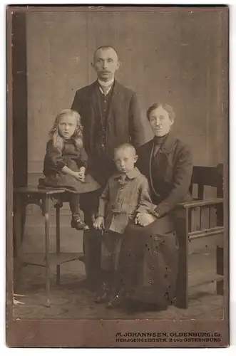 Fotografie M. Johannsen, Oldenburg, Heiligengeiststrasse 2, Familienfoto