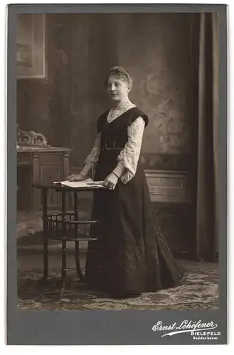 Fotografie Ernst Lohöfener, Bielefeld, Gadderbaum, junge Frau in karierter Bluse