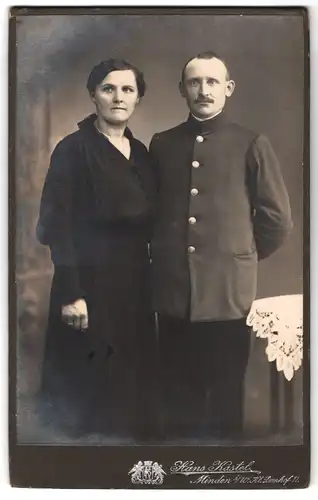 Fotografie Hans Kastel, Minden, Domhof 11, Ehepaar in schlichter Bekleidung