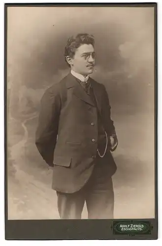 Fotografie Adolf Zierold, Zschopau, Brühl 296, junger Mann mit Zwicker