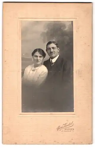 Fotografie Hans Kastel, Minden, Kl. Domhof 11, junges Ehepaar mit freundlichem Lächeln