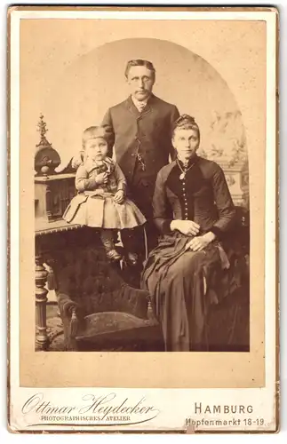 Fotografie Ottmar Heydecker, Hamburg, Hopfenmarkt 18-19, Portrait einer elegant gekleideten Familie mit süsser Tochter