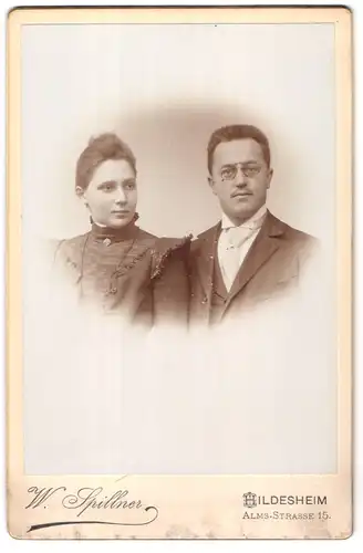 Fotografie W. Spillner, Hildesheim, Alms-Str. 15, Portrait eines elegant gekleideten Paares