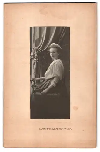 Fotografie L. Wernecke, Bremerhaven, Portrait hübsches Fräulein mit weisser Haarschleife