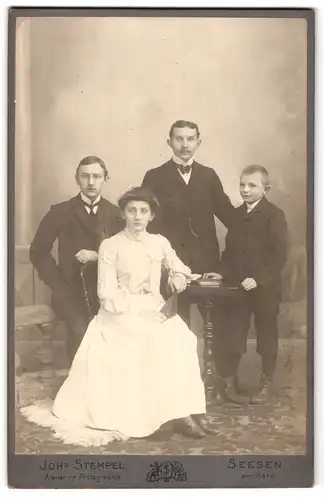Fotografie Joh. Stempel, Seesen / Harz, Portrait einer elegant gekleideten Familie mit zwei Buben