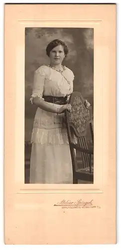 Fotografie Atelier Spiegel, Braunschweig, Neubau Damm 7 /8, Portrait bildschönes Fräulein im gerüschten Kleid