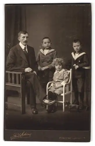 Fotografie Paul Stein, Coblenz, Lohrstr. 77, Portrait stolzer Vater mit drei bildhübschen Kindern