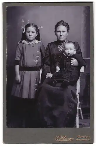 Fotografie F. Flarup, Flensburg, Grossestr. 75, Portrait stolze Mutter mit zwei bildschönen Kindern