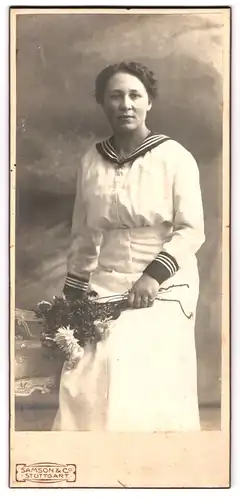 Fotografie Samson & Co., Stuttgart, Königstr. 60, Portrait dunkelhaarige schöne Frau mit Blumen im Matrosenkleid