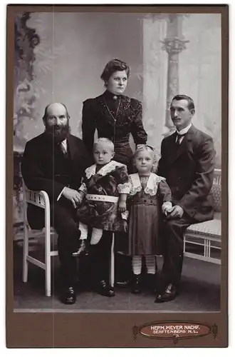 Fotografie Herm. Meyer, Senftenberg, Portrait einer elegant gekleideten Familie mit zwei kleinen Kindern