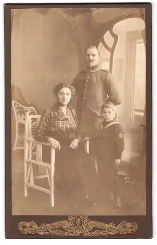 Fotografie Cabinet Portrait, Ort unbekannt, Portrait elegant gekleidete Familie mit kleinem blonden Buben