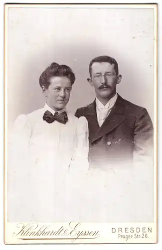 Fotografie Klinkhardt & Eyssen, Dresden, Pragerstr. 26, Portrait eines elegant gekleideten jungen Paares