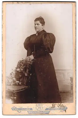 Fotografie Carl Jungk, Sondershausen, Güntherstr. 30, Portrait dunkelhaarige junge Frau mit Brosche am Kleiderkragen