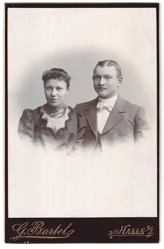 Fotografie G. Bartel, Halle / Saale, Leipzigerstr. 64, Portrait eines elegant gekleideten jungen Paares