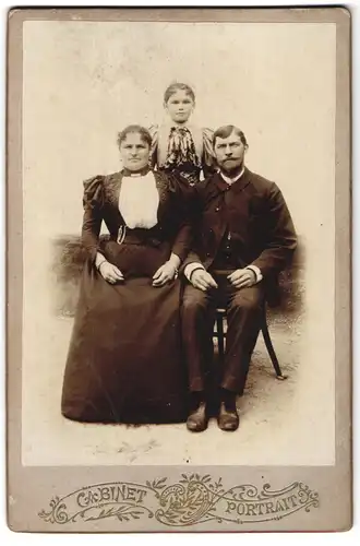 Fotografie Cabinet Portrait, Ort unbekannt, Portrait einer elegant gekleideten Familie mit hübscher Tochter