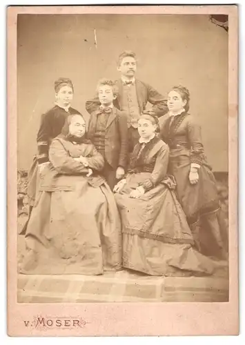 Fotografie v. Moser, Wien-Floridsdorf, Portrait einer Familie in eleganter Kleidung, 3 Generationen