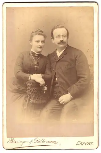 Fotografie Bissinger & Dittmann, Erfurt, Portrait eines elegant gekleideten Paares