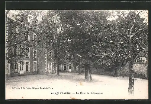 AK Avallon, La Cour de Récréation