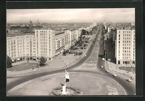 AK Berlin, Karl-Marx-Allee mit Kreisverkehrsinsel