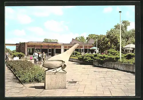 AK Berlin, HO-Grossgaststätten Tierpark, Blick über die Terrasse zur Milch-Eisbar