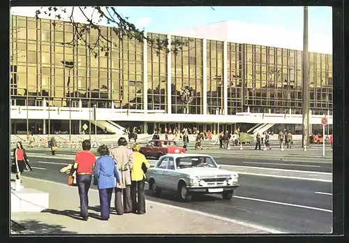 AK Berlin, Passanten am Palast der Republik