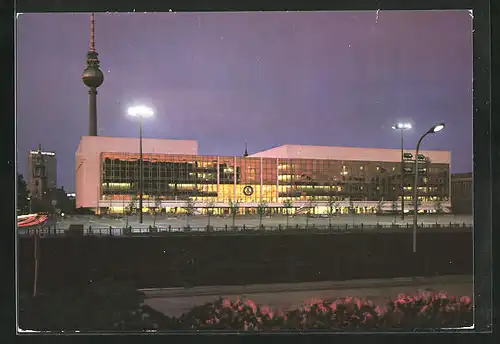 AK Berlin, Palast der Republik in abendlicher Beleuchtung
