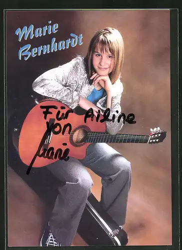 AK Musikerin Marie Bernhardt mit Gitarre, Autograph