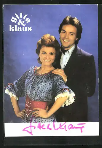 AK Musikerin Gitte & Musiker Klaus in eleganter Kleidung, Autograph
