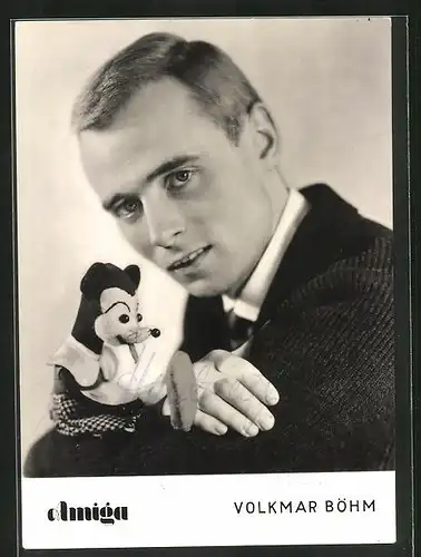 AK Musiker Volkmar Böhm mit Maus-Plüschtier auf dem Arm sitzend, Autograph