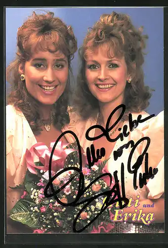 AK Musikerinnen Gitti & Erika mit schönem Blumenstrauss, Autographen