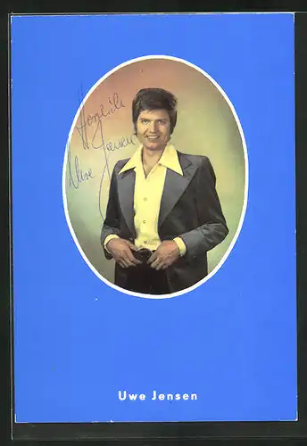 AK Musiker Uwe Jensen im eleganten Anzug mit gelbem Hemd, Autograph